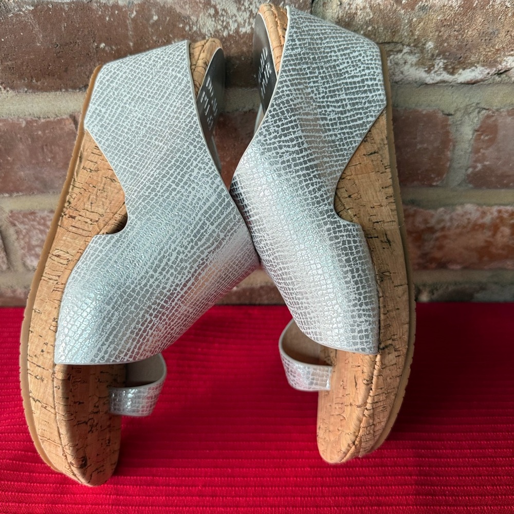 Donald Pliner Gretta Silver Sandal 9M NWOT - Picture 3 of 7